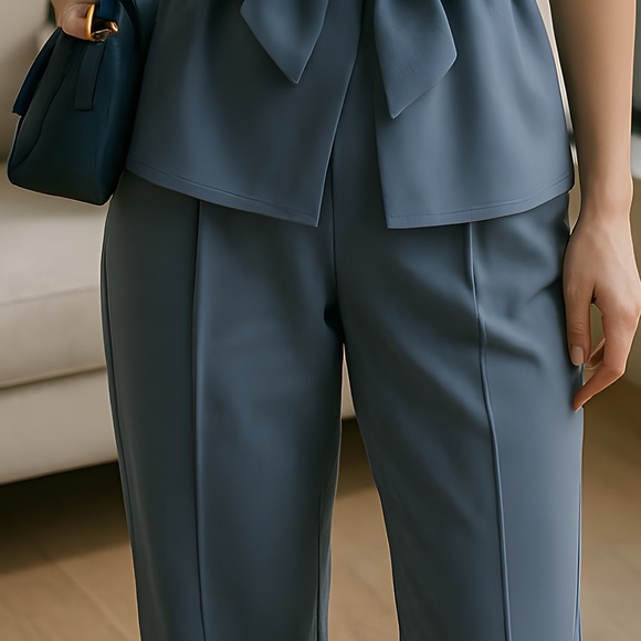 Elegant Blue Sleeveless Top with Bow - Picture 2 of 2